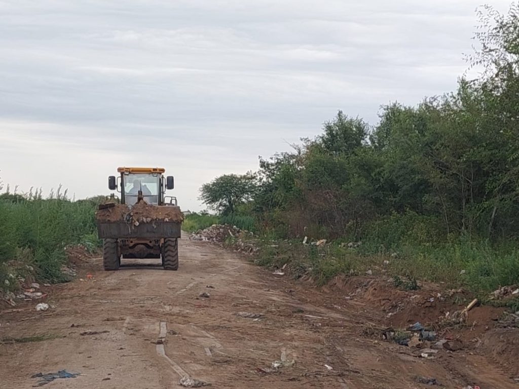 Personal municipal sigue limpiando canales y calles