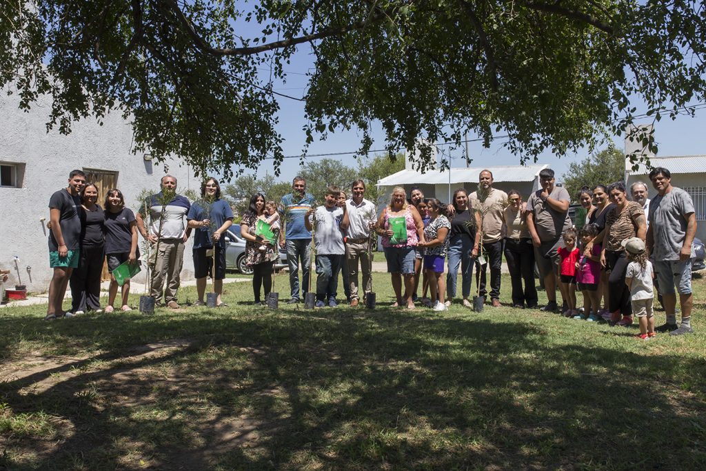 “Construyamos Juntos”: se entregaron seis contratos de adjudicación con sus respectivos planos
