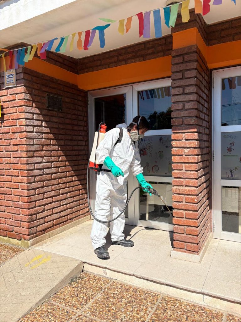 El área de Bromatología y Saneamiento realiza acciones de control de plagas en escuelas