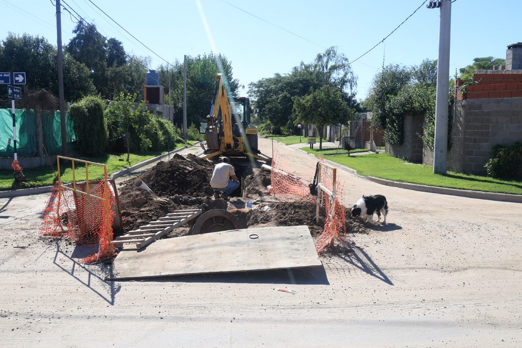 “100% Cloacas”: personal municipal trabaja sobre calle Río Negro