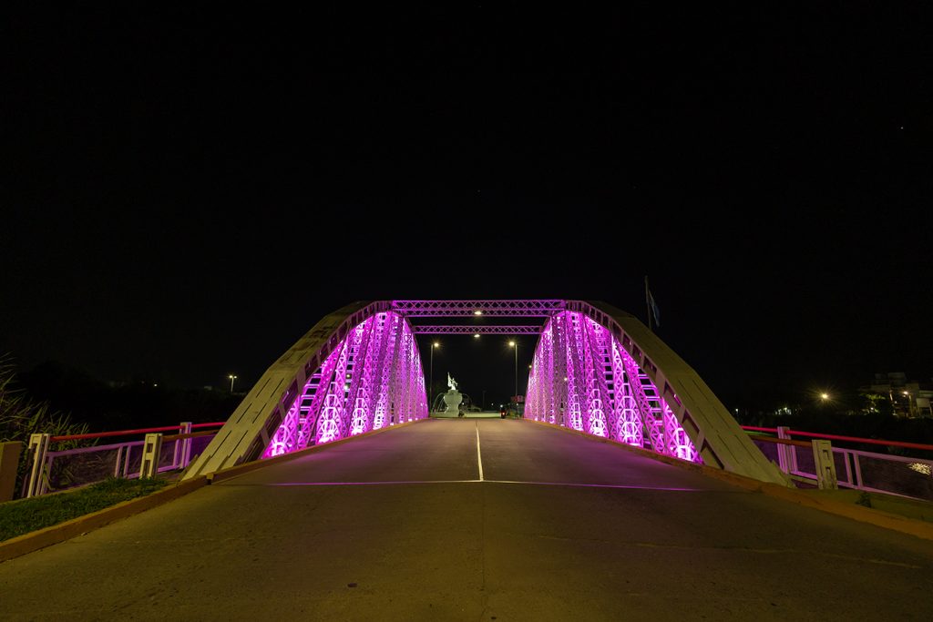Los puentes Bustos y De la Historia se iluminaron en homenaje a las mujeres