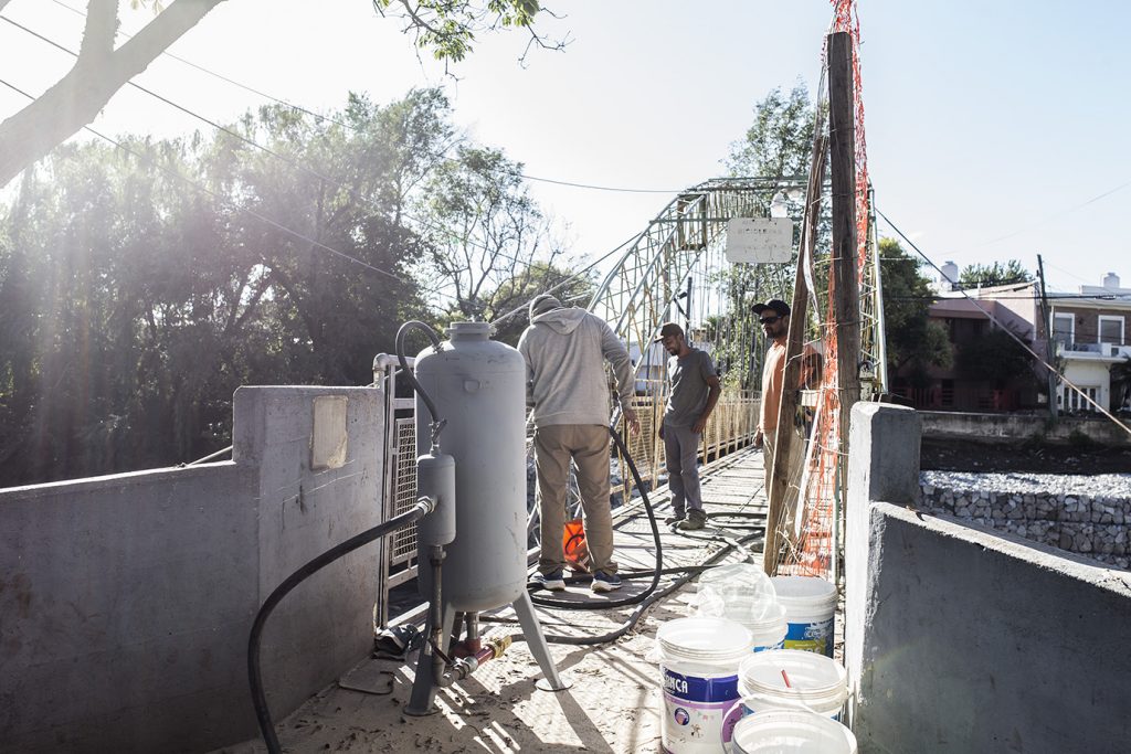 Con tareas de enarenado, comenzó la puesta en valor de la pasarela Malharro