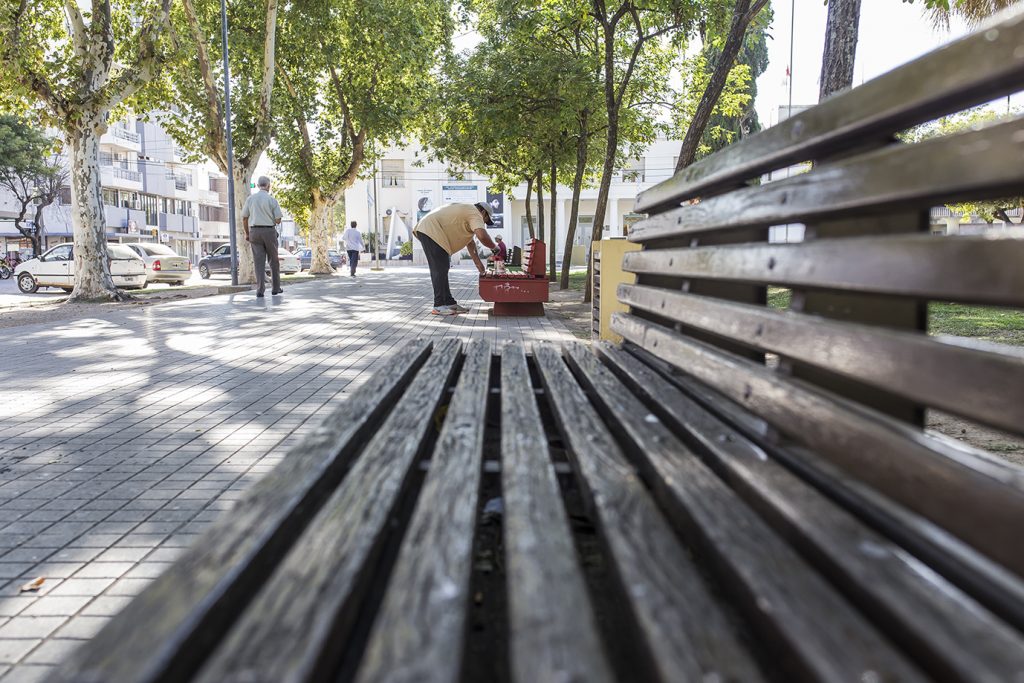 Se arreglaron y pintaron bancos de la Plaza 25 de Mayo