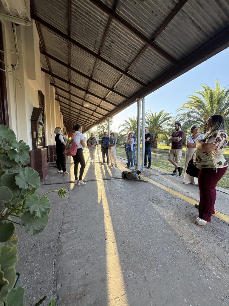Más vecinos aprendieron sobre historia local durante la visita guiada Ferrocarril