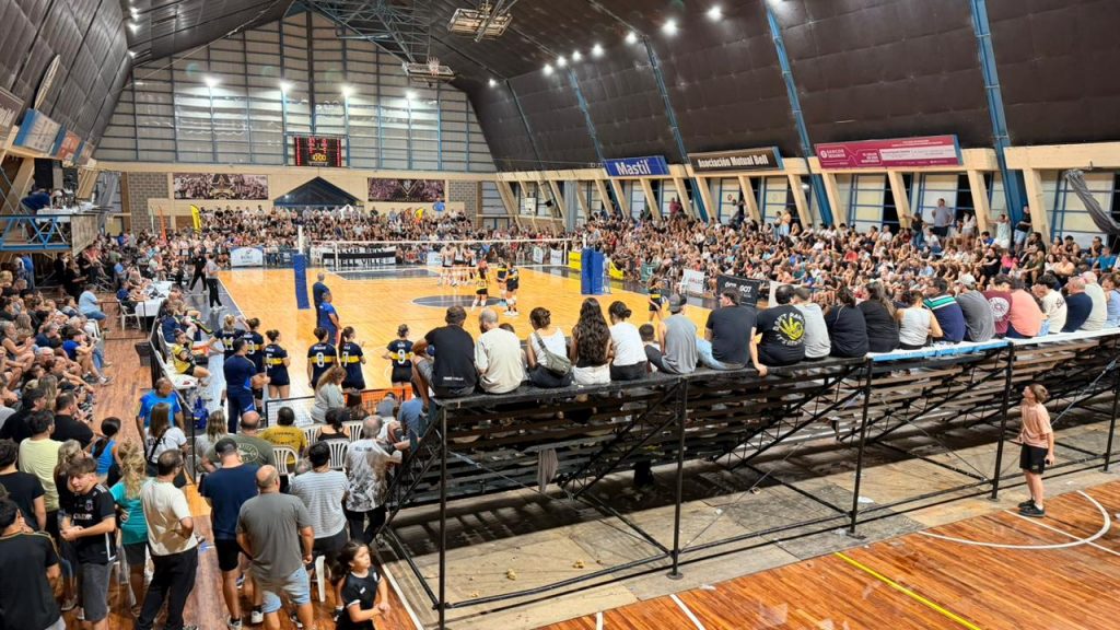 Una multitud acompañó a las voleibolistas del Bell en el partido contra Boca