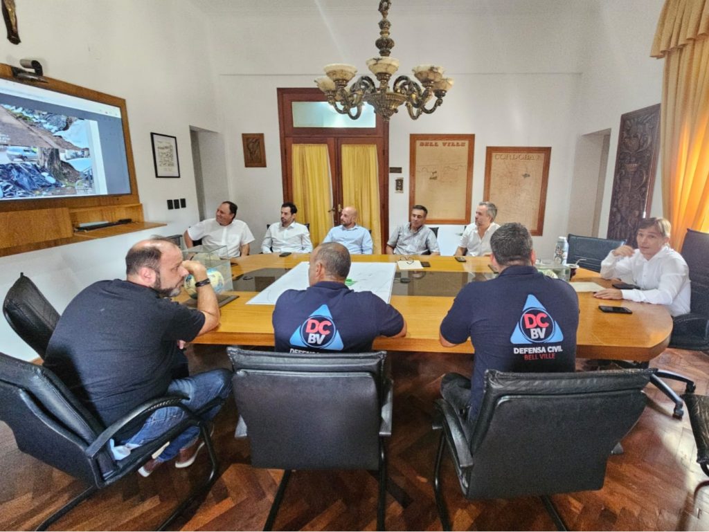Para coordinar acciones preventivas, el intendente encabezó una reunión con Defensa Civil