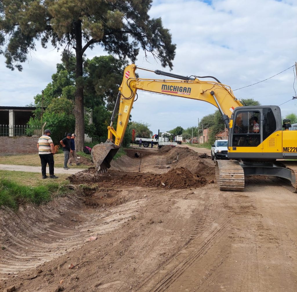 Personal municipal trabaja sobre el canal principal de la ciudad