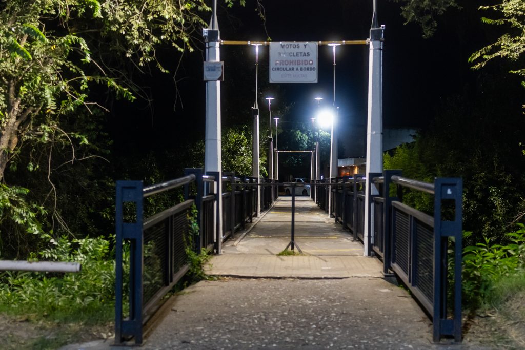 Las nuevas luces de la pasarela Candioti se destacan en el corredor de la costanera