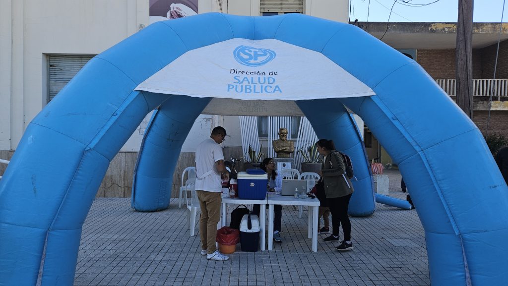 Personal de Salud Pública vacunó a más de 100 personas en la plaza céntrica