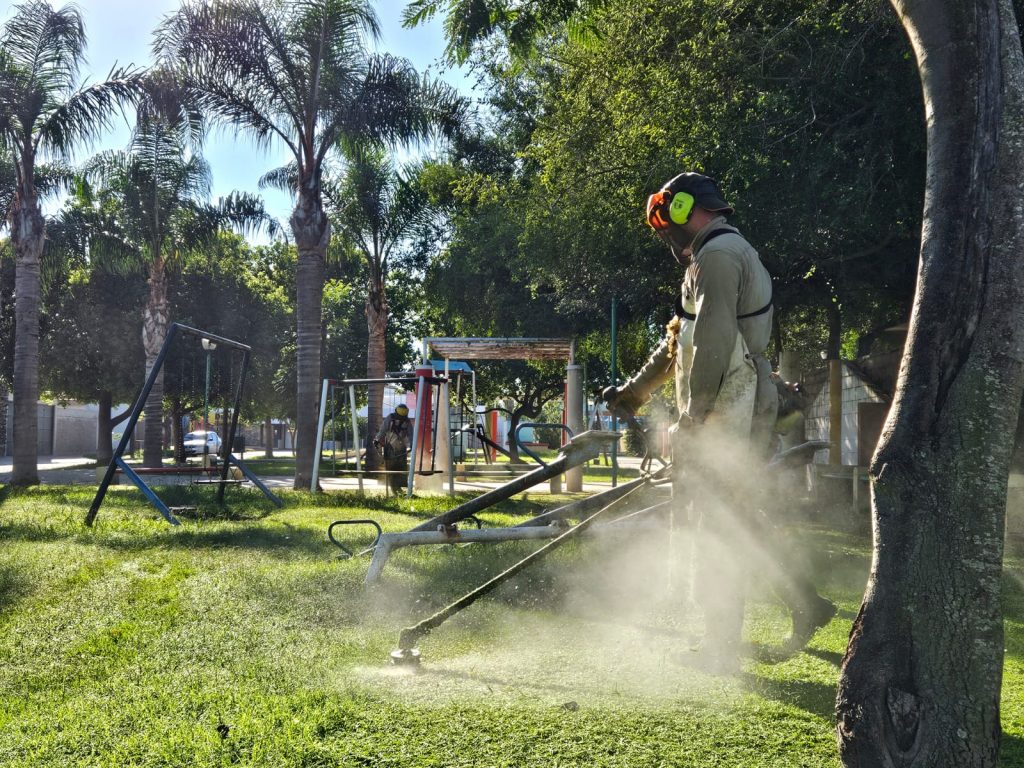 Tras las intensas lluvias, se hace mantenimiento de distintos espacios verdes