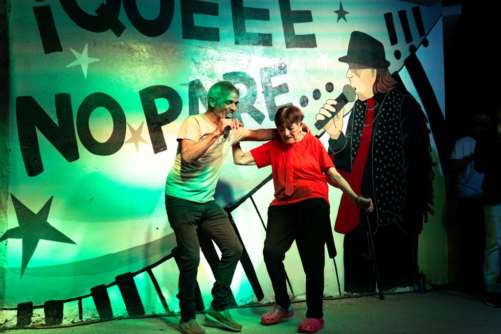 La comunidad se unió en la inauguración del mural en honor al ícono local Fabián Show