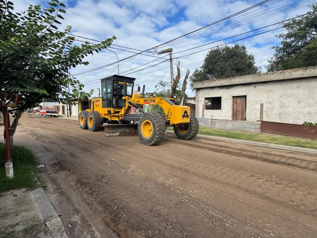 Tras las lluvias, personal municipal trabaja en distintas calles de tierra