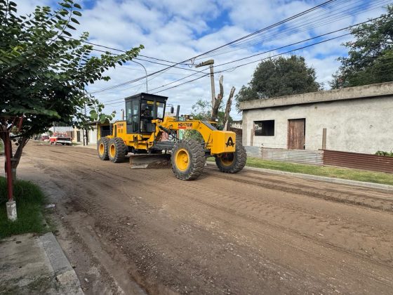 Tras las lluvias, personal municipal trabaja en distintas calles de tierra