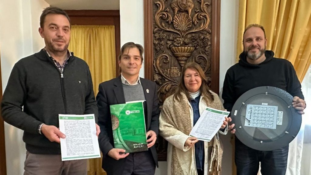 Desarrollo y cuidado ambiental: el municipio le donó luces al “sanvi” y el club le entregó otras al Huerto