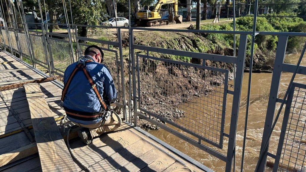Pasarela Malharro: se cumplen tareas para asegurar la durabilidad de la estructura