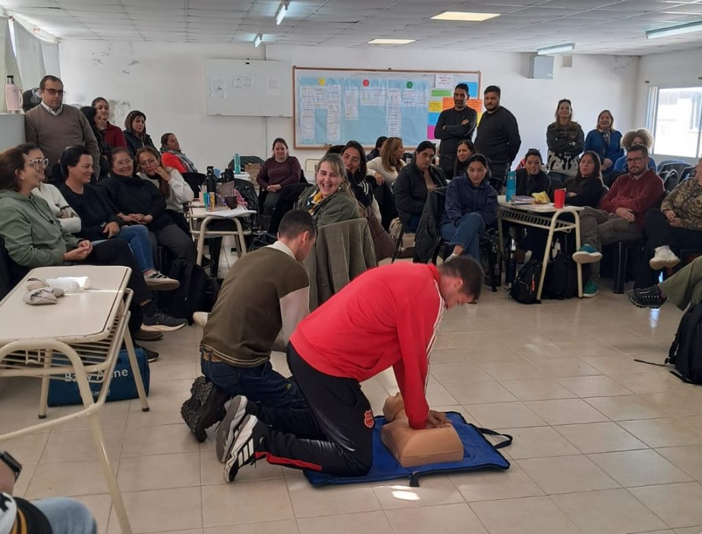 A pedido de la ex ENET, Defensa Civil capacitó a docentes en primeros auxilios