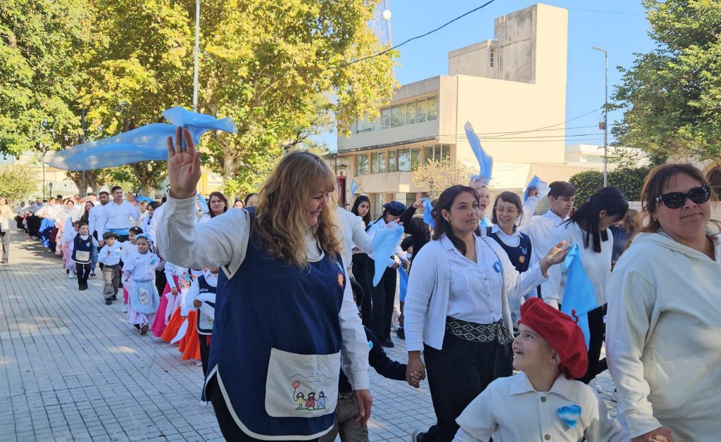 Pericón por la Patria: alumnitos del jardín de la Neuquén celebraron con talleristas de los núcleos