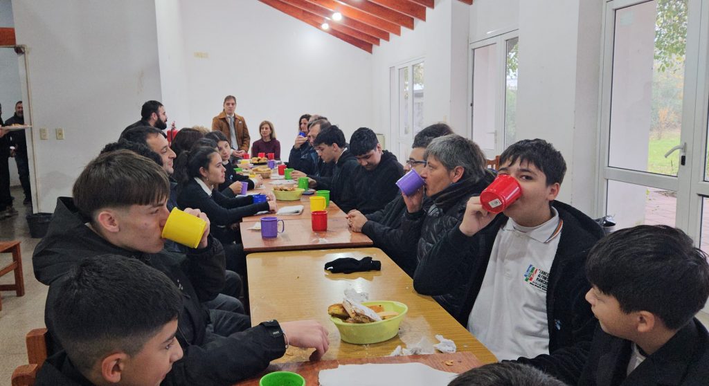 La banda festejó el 25 de mayo y el aniversario de su primera presentación con su tradicional chocolate