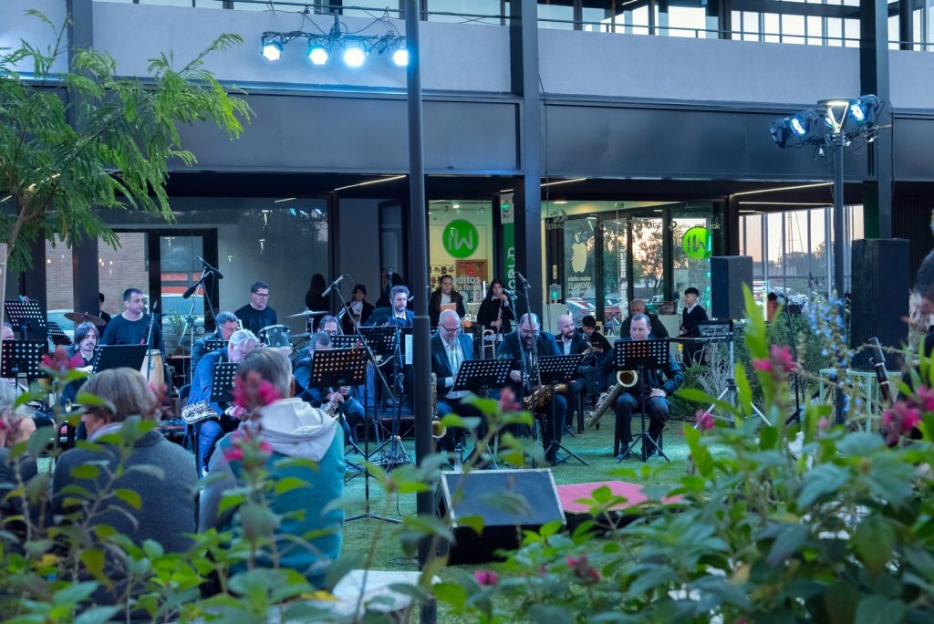 La banda municipal celebró el Día Internacional del Jazz en el Paseo del Molino