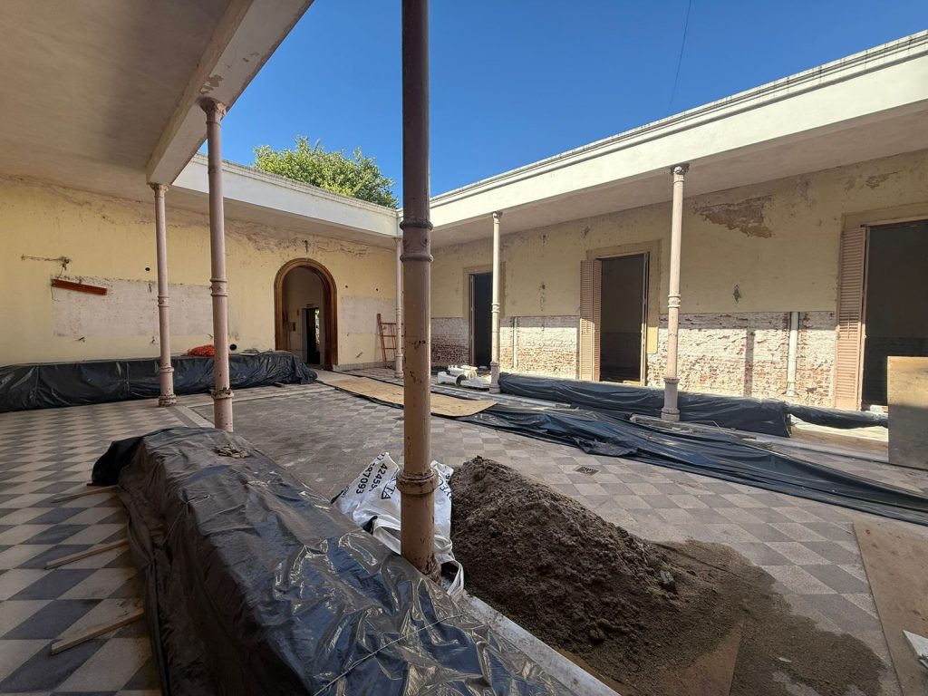 Se están instalando las nuevas cañerías en la Casa de la Cultura