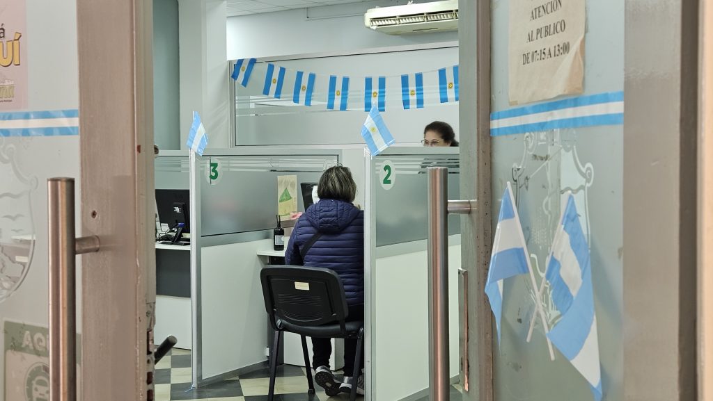 En la semana de mayo y de cara al mundial, la Municipalidad se vistió de celeste y blanco