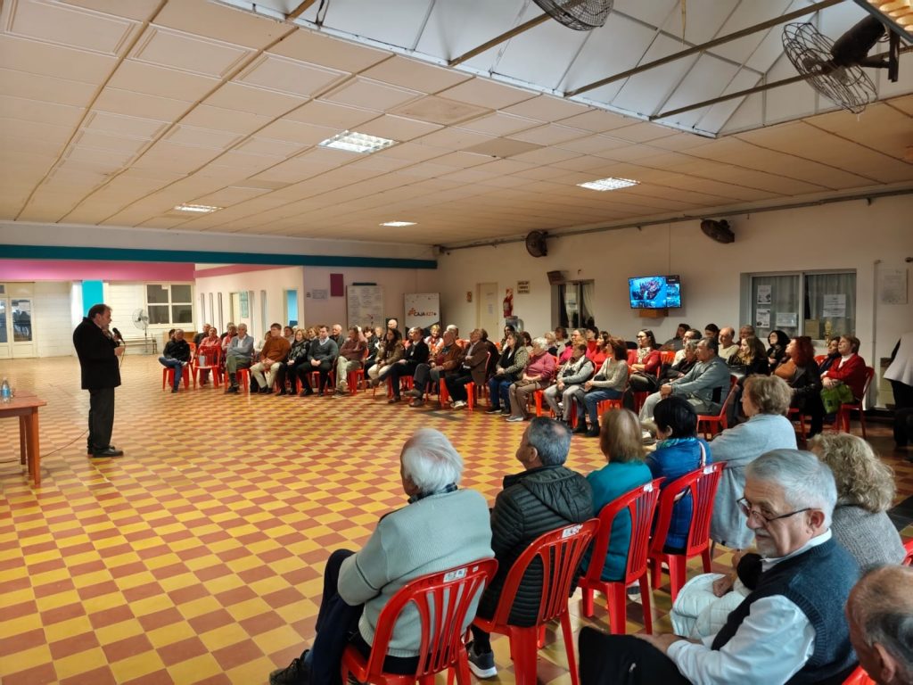 Jubilados se capacitaron sobre sus derechos en una charla con el especialista Eugenio Semino