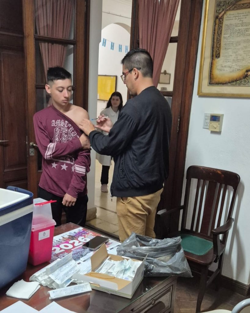 Vacunación contra la fiebre hemorrágica en empresas, escuelas y vía pública