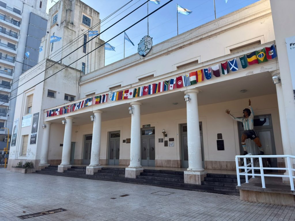 Las banderas del mundial ya se lucen en el Palacio Municipal