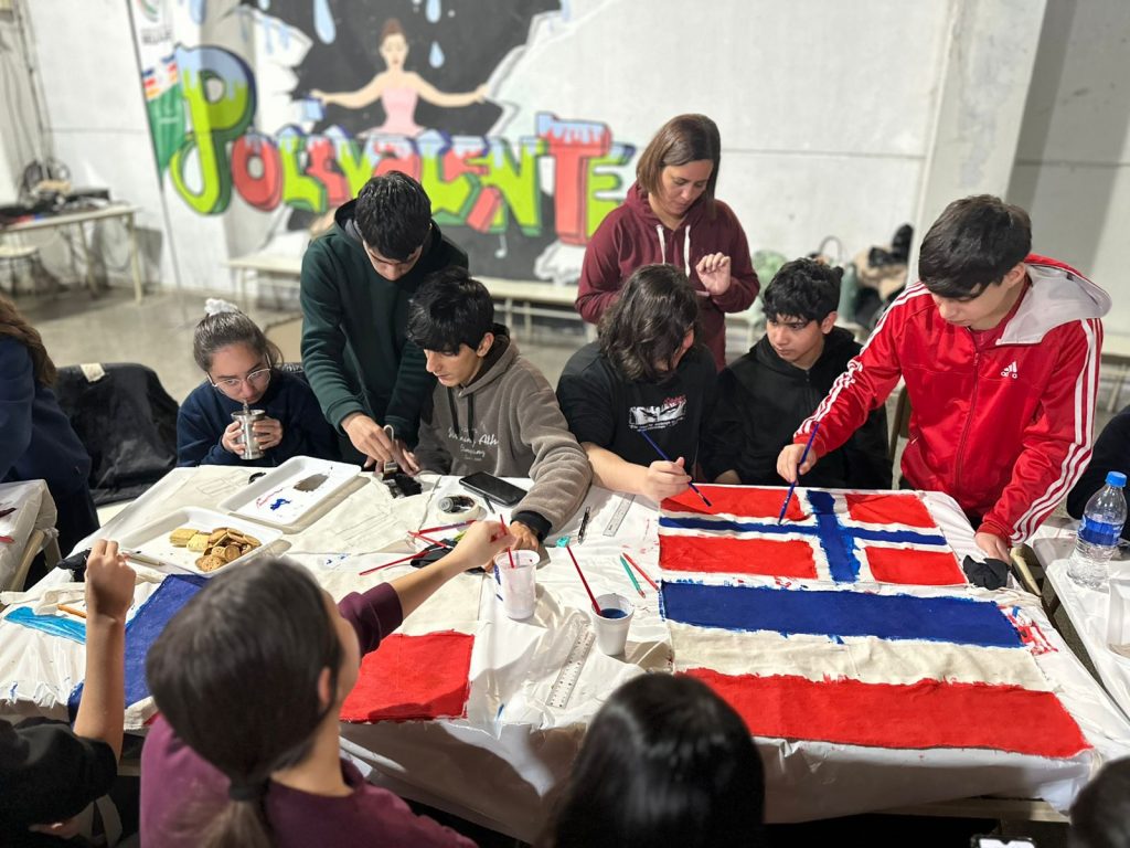 “Colores del mundo en la capital nacional”: alumnos del secundario pintaron banderas para el mundial