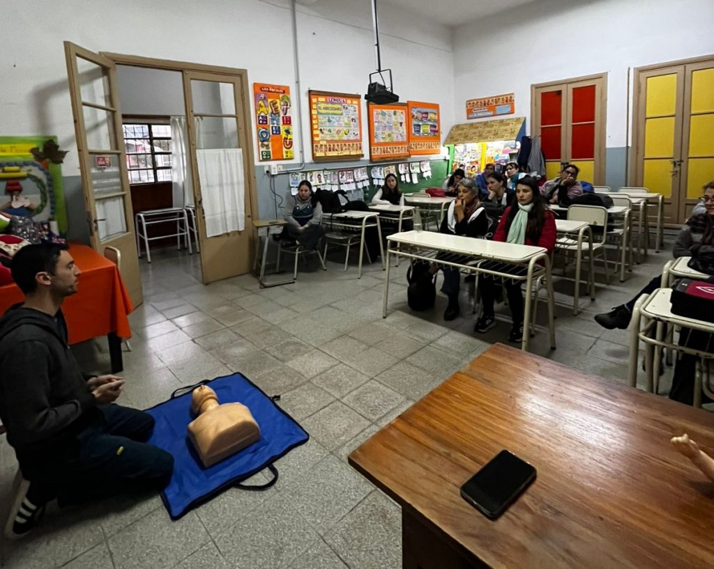 Persona de Defensa Civil capacitó en primeros auxilios a docentes de la escuela Hilario Ascasubi