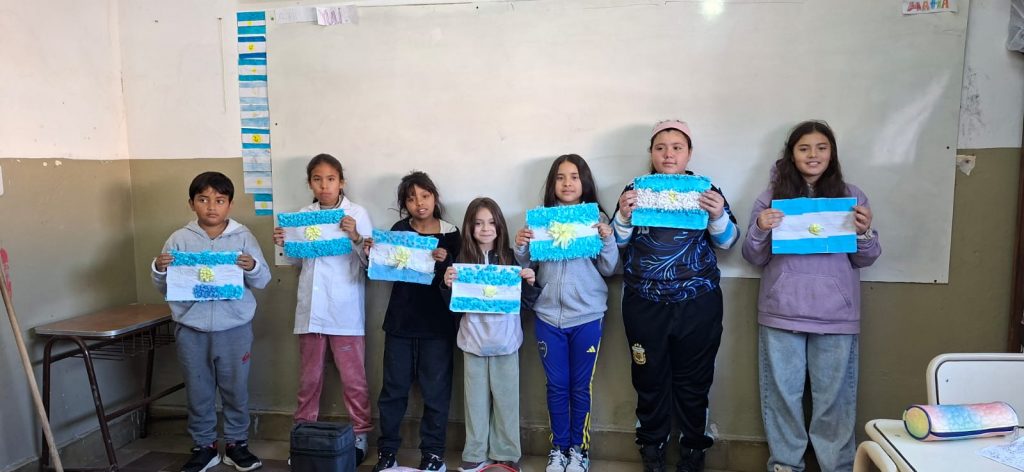 Los alumnos que prometerán la bandera están elaborando sus propios símbolos patrios