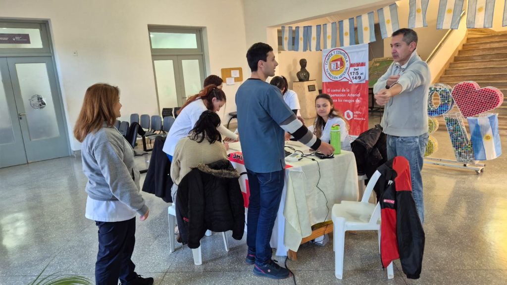 Salud Pública controló la presión arterial de vecinos en el hall de la Municipalidad
