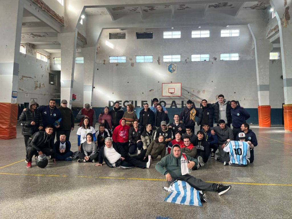 Alumnos del ISEF trabajan con los deportistas de Actividades Físicas Adaptadas de los núcleos