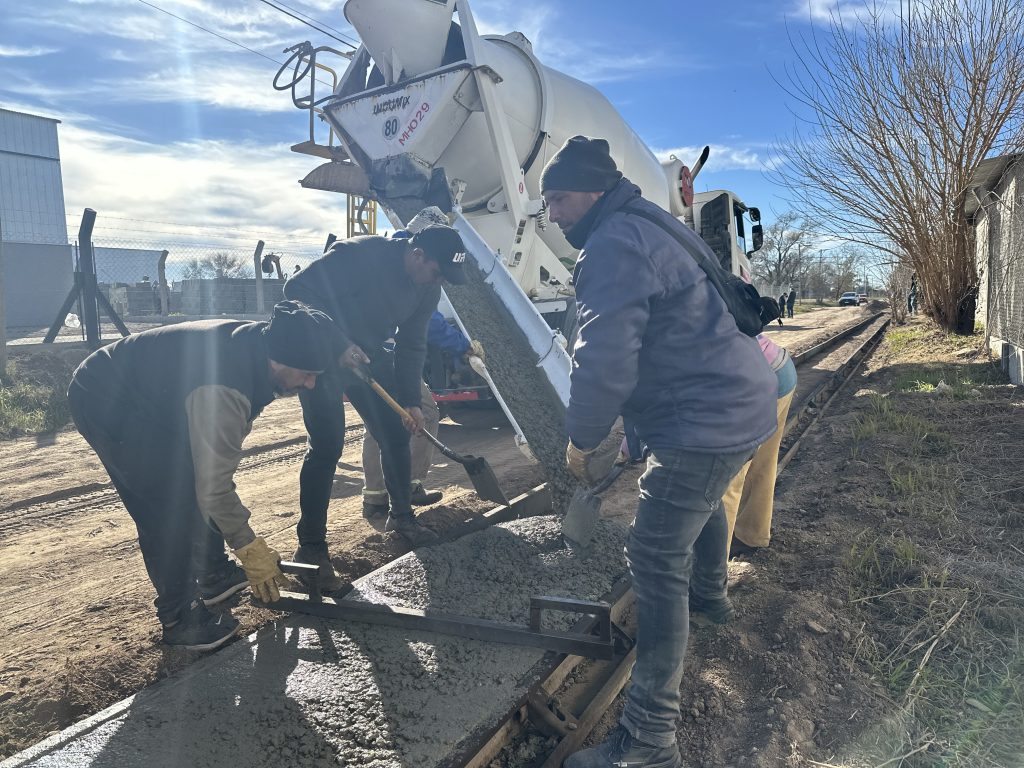 Avanza la obra de cordón cuneta sobre calle Artemio Arán y seguirá en San Martín