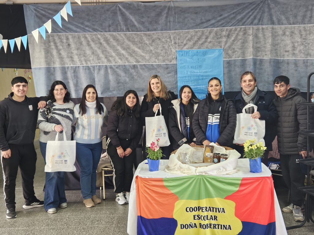 El intendente acompañó a los estudiantes de la Robertina durante la feria de ciencias