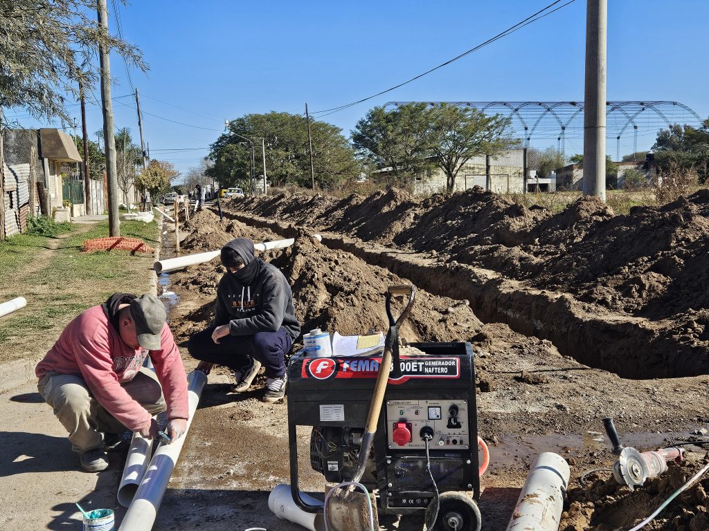 Avanza la obra de cloacas en inmediaciones del futuro dispensario noreste
