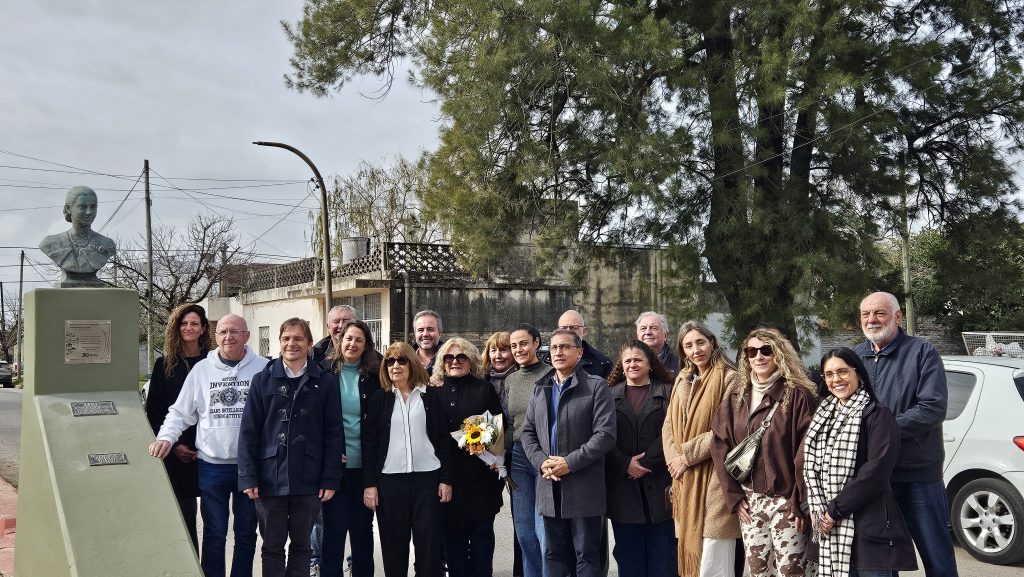 El nuevo busto de Eva Perón, patrimonio de la ciudad, ya está en la vía que lleva su nombre