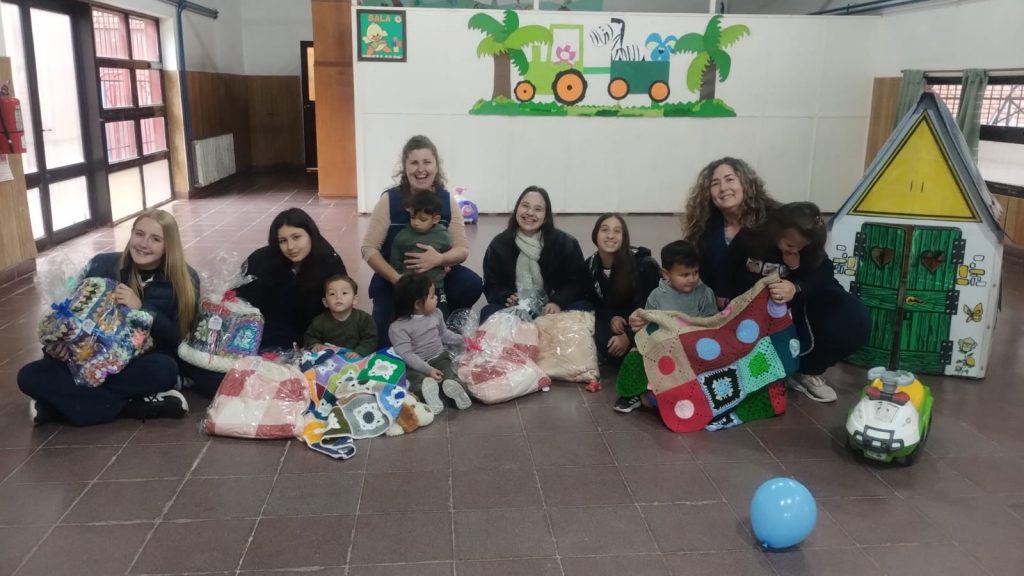 Valores y solidaridad: la guardería Vigil recibió una donación de frazadas de la unión de padres del San José