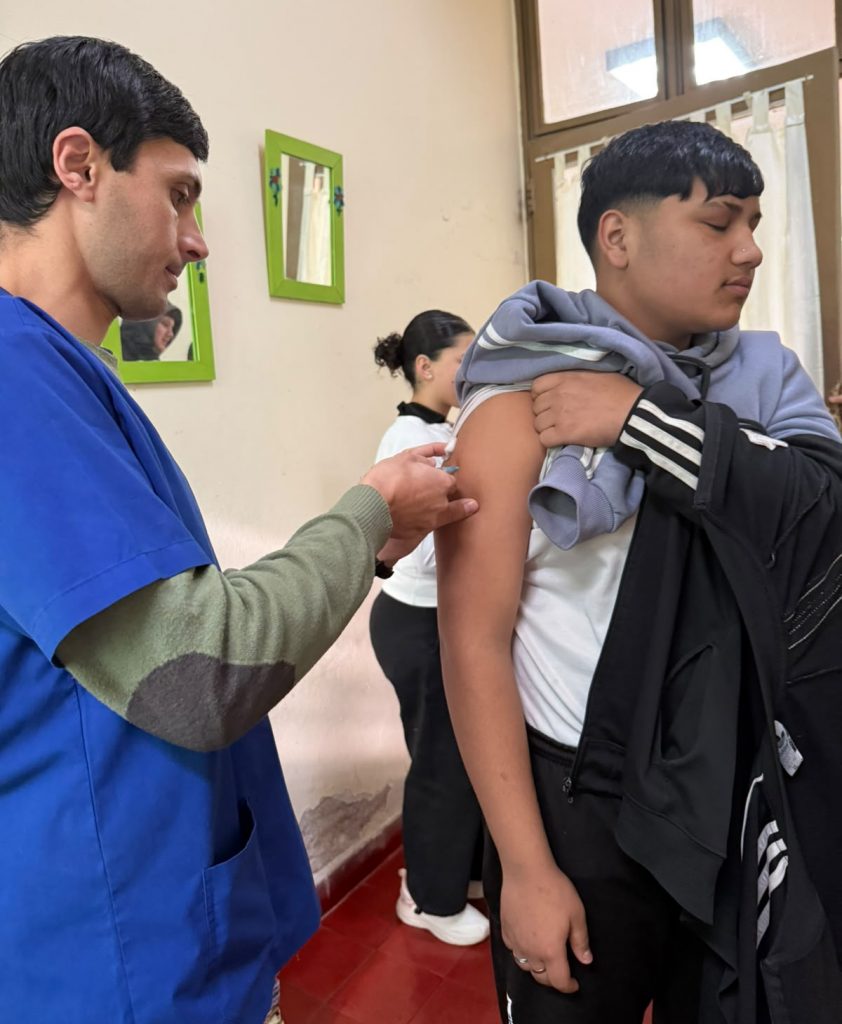 Fiebre hemorrágica: continúa la campaña de vacunación en escuelas secundarias