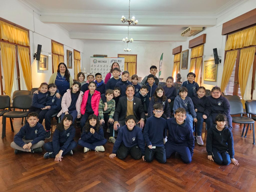 Alumnitos de tercer grado de la Ponciano recorrieron la Municipalidad y le hicieron preguntas al intendente