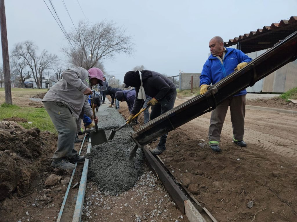 Personal municipal trabaja en el cordón cuneta de San Martín entre Artemio Arán y Alvear