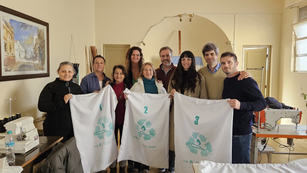 Más posibilidades laborales gracias a una colaboración entre el taller de costura municipal y Ecolav