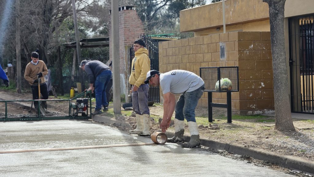 Comenzaron a hormigonar la calle Honduras mediante concertación ciudadana privada con control público