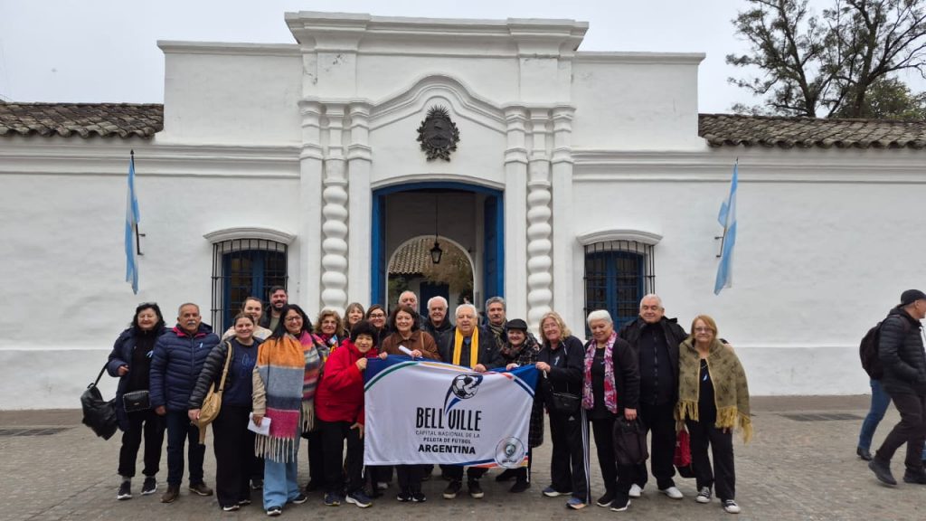 Orgullo local: el Coro Municipal “Armonía” interpretó el himno en la Casa de Tucumán