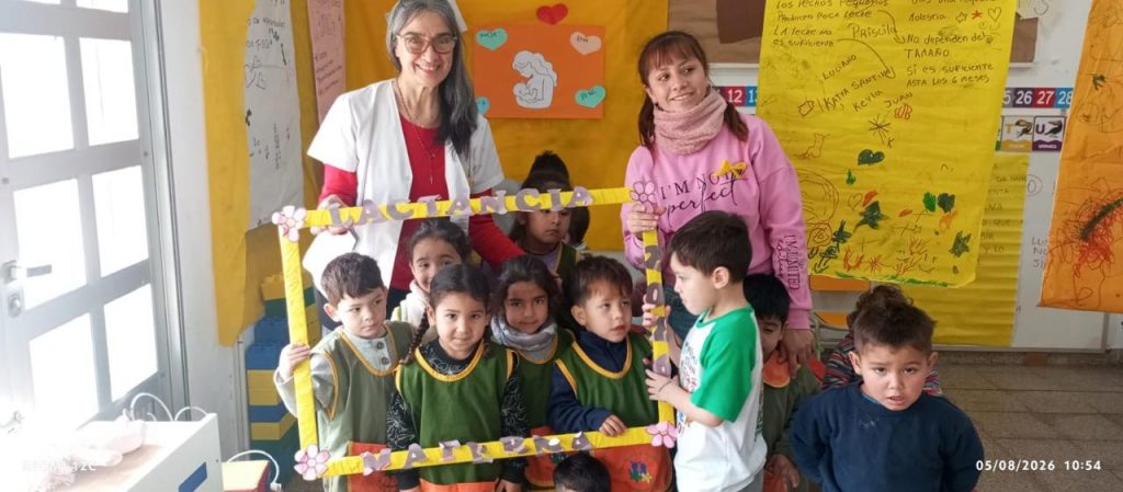 Hubo una actividad sobre lactancia materna en el jardín de la escuela Vélez Sarsfield