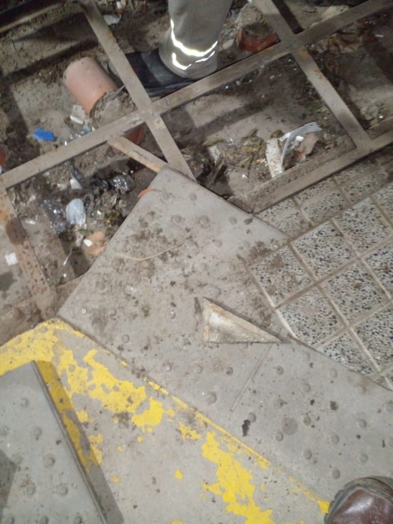 Personal de Obras Públicas limpió el alcantarillado de la calle Córdoba