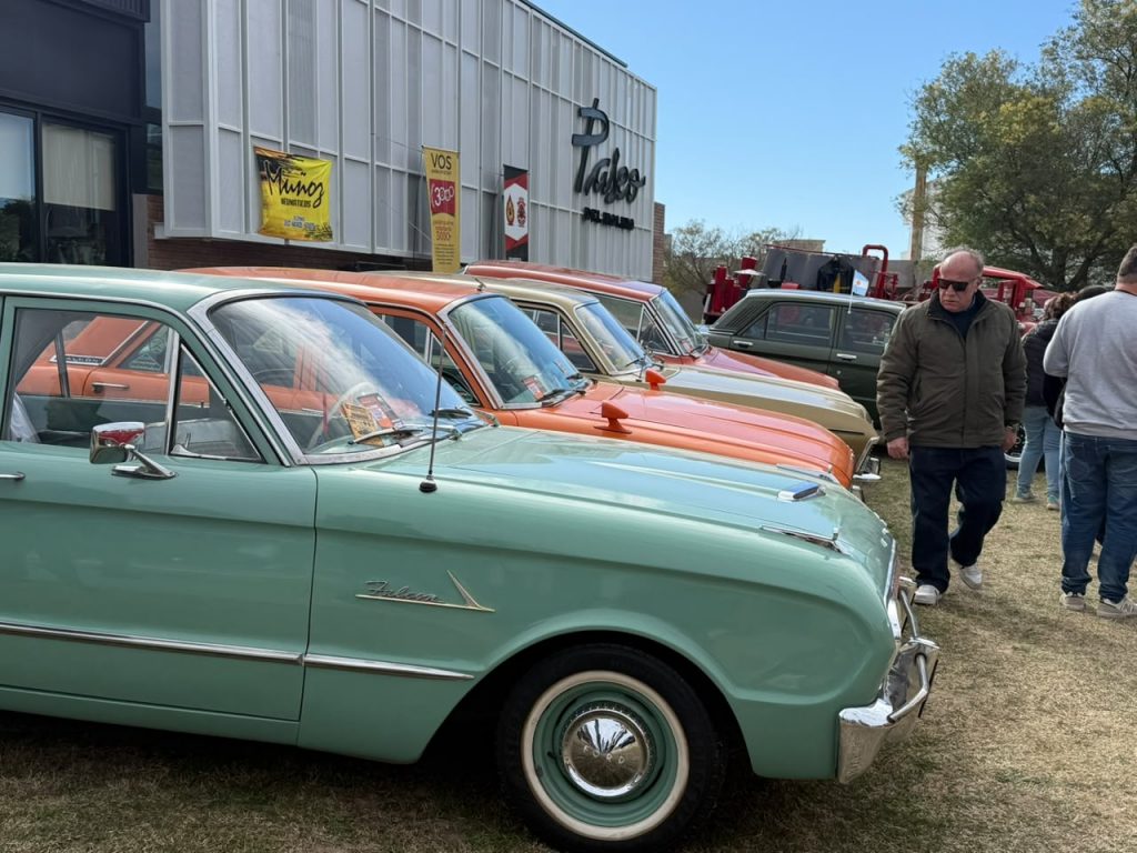 Con apoyo municipal, hubo un espectacular encuentro de autos clásicos y antiguos