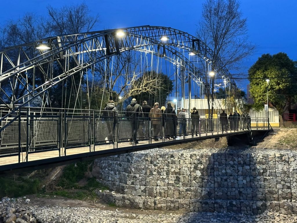 La pasarela Malharro-Belgrano quedó completamente renovada y brilla sobre el rio