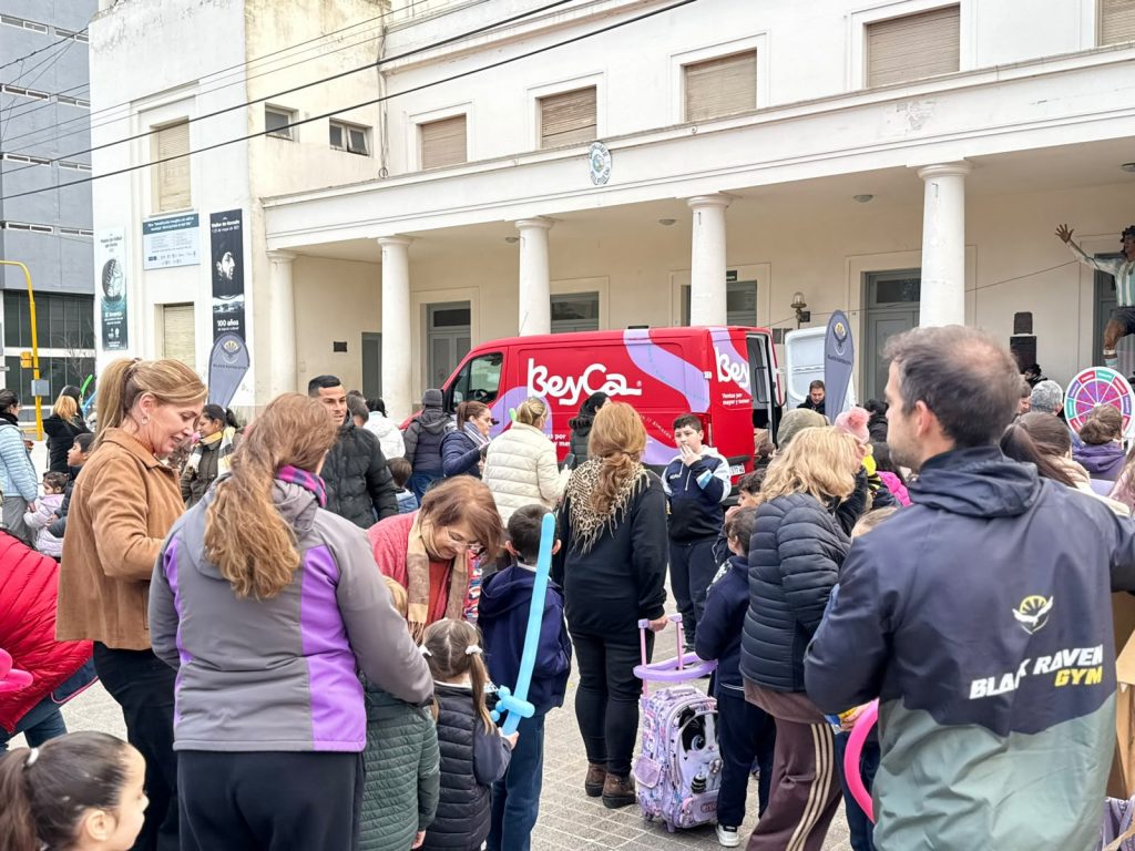 Be y Ca, otras empresas y Los Cuervos se unieron para agasajar a los pequeños de la Casa del Niño