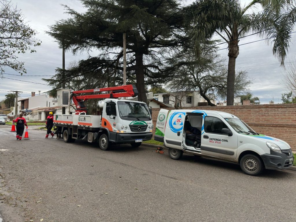Tras la tormenta de esta mañana, Defensa Civil y Obras Públicas desplegaron distintas acciones